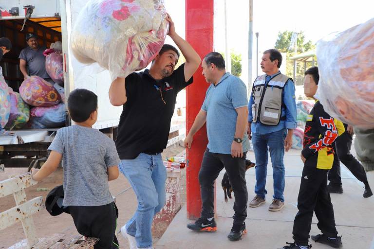 Por Navidad y para el frío, Gobierno reparte chamarras, cobijas y hasta catres