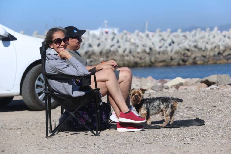 Disfrutan mazatlecos y turistas de escolleras tras reapertura