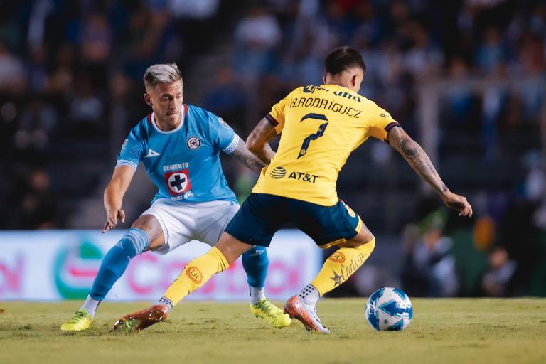 Cruz Azul remonta, sentencia y golea a un América inoperante