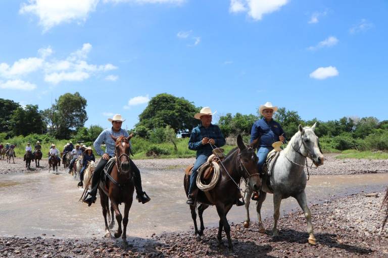 Festejan con cabalgata 10 años de Universidad Politécnica del Mar y la Sierra, en Elota