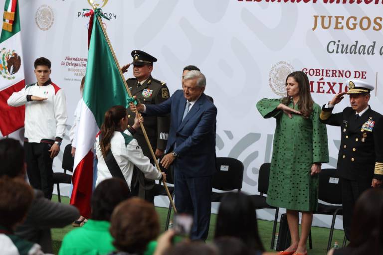 Abandera AMLO a delegación mexicana que participará en París 2024