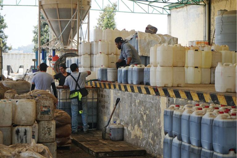 $!Con frecuencia, los empleados de Amro recolectan el aceite de cocina usado de restaurantes locales y lo llevan a la fábrica de Amro, donde es convertido en biodiésel.