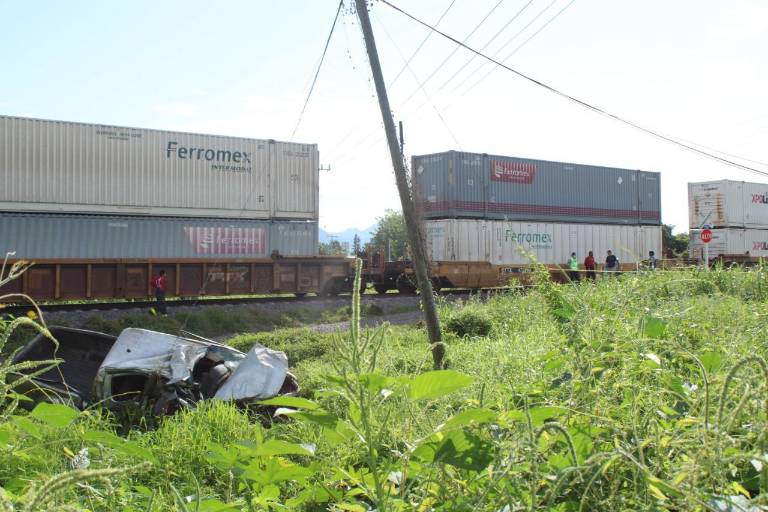 Solo unos segundos y después, la camioneta arrastrada por el tren, el accidente en Escuinapa