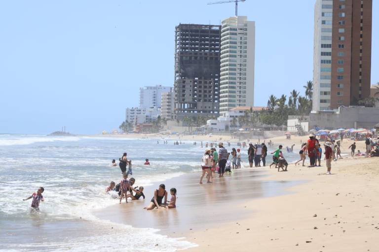 Disfrutan más de 12 mil personas de las playas de Mazatlán entre el sábado y domingo