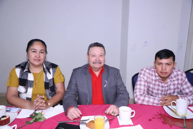 Comparte experiencia como funcionaria ante abogados