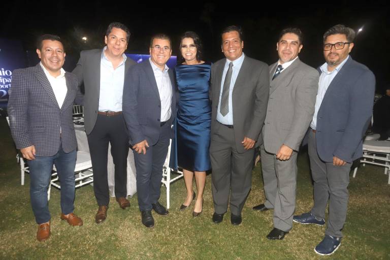 Disfrutan deportistas de alegre velada