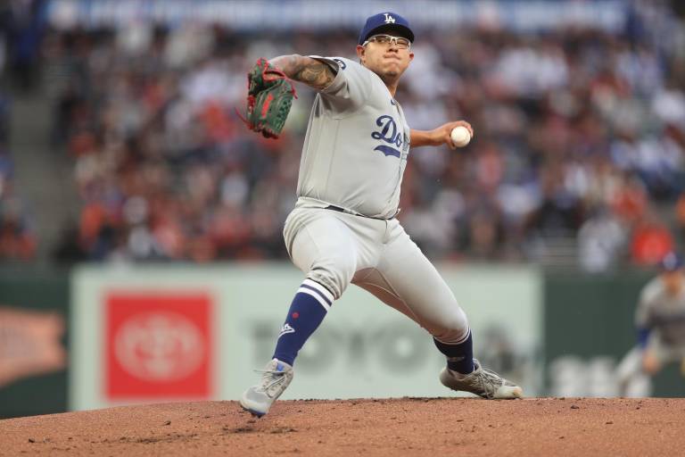 Julio Urías poncha a 8 y llega a 17 victorias en la campaña