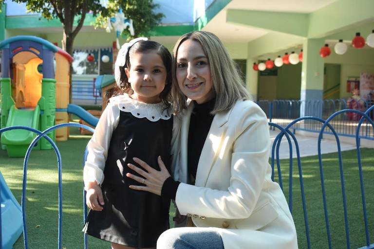 Ríen, cantan y bailan alumnos del Instituto Senda en su posada