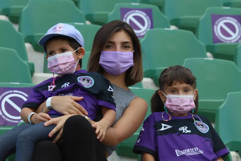 Mazatlecos disfrutan del futbol profesional en el Kraken