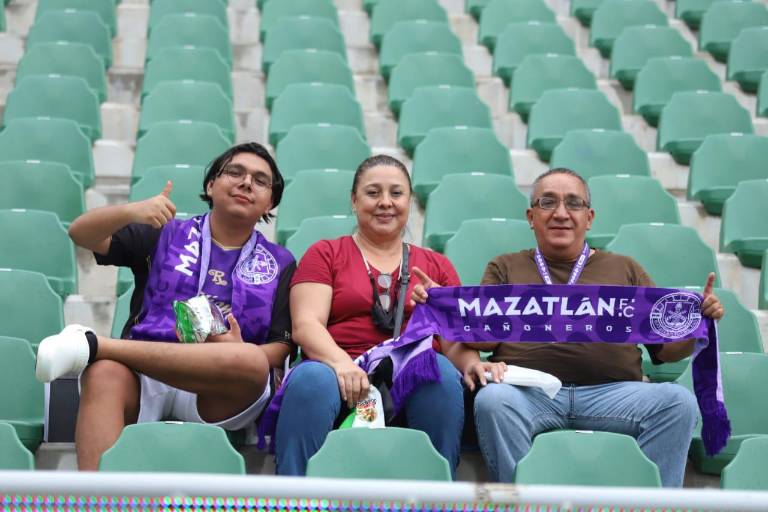 Aficionados al balompié disfrutan del encuentro entre Mazatlán FC y Águilas del América