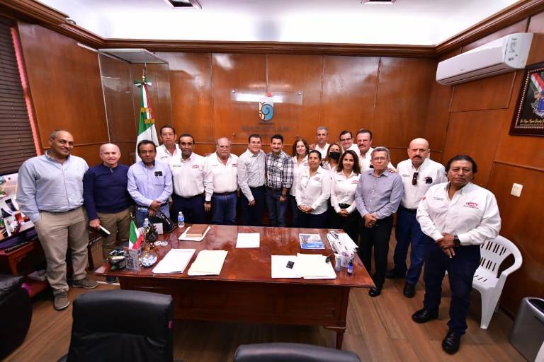 Acuerdan apertura y transparencia en obras para constructores de Mazatlán