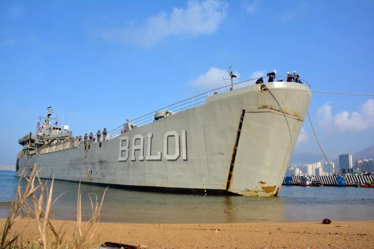 Desembarcan Buques Logísticos ARM ayuda humanitaria y combustible en Acapulco, Guerrero