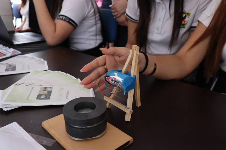 ¡Consolida el talento científico! Realiza la Preparatoria Hermanos Flores Magón la Fase Interna del Concurso de Aparatos y Experimentos de Física