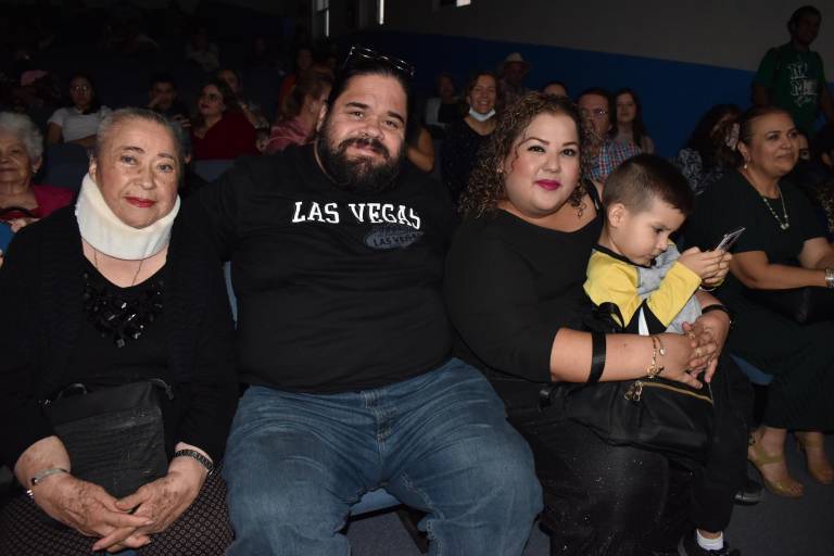 Brindan homenaje a Meche Montoya por 66 años como modista de alta costura