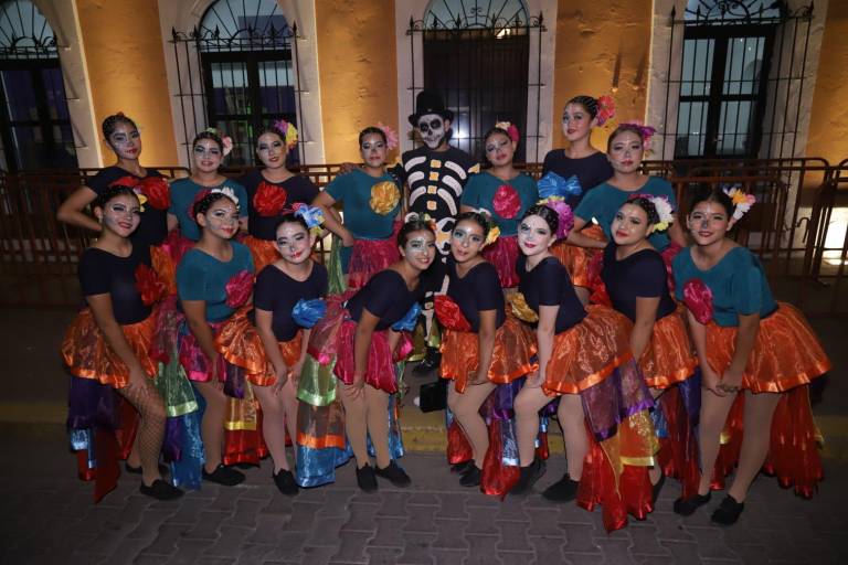 Disfrutan mazatlecos y turistas de la Callejoneada