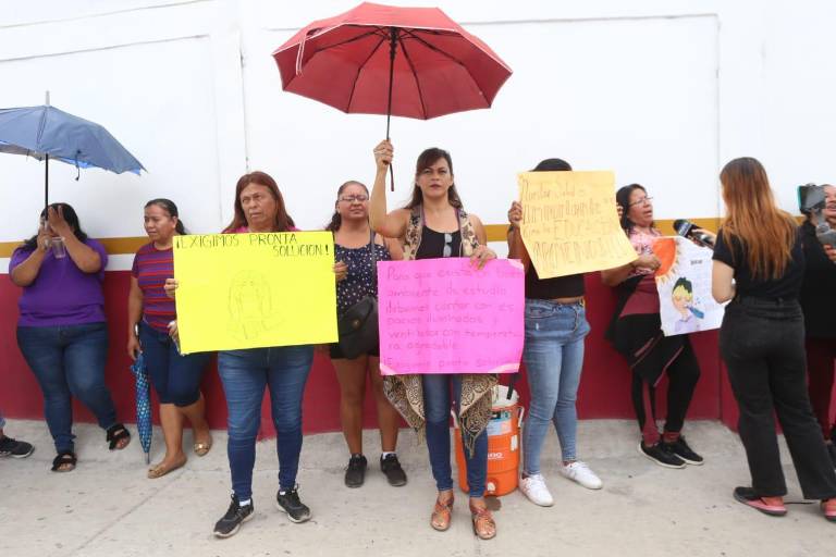 Piden mamás apoyo a Rocha Moya para reinstalar transformador en secundaria