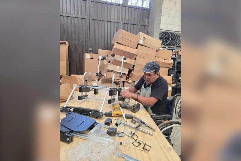 $!‘Enchúlame la silla’: la iniciativa que enseña mecánica a personas con discapacidad y las emplea