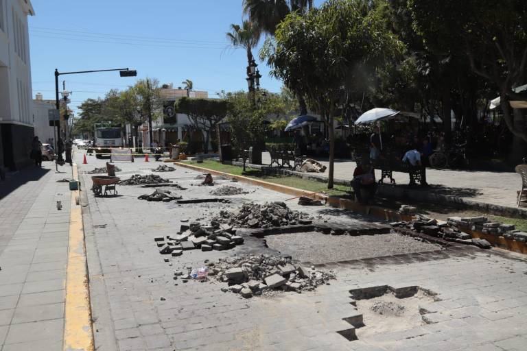 Cierran tramo de calle Benito Juárez, en el Centro, para reparar daños