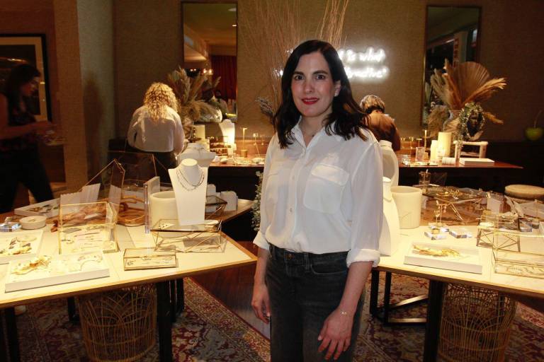 Presentan Alyona Jewelry en Restaurante Cayenna