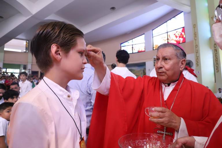 Confirman 54 niños su fe en Cristo