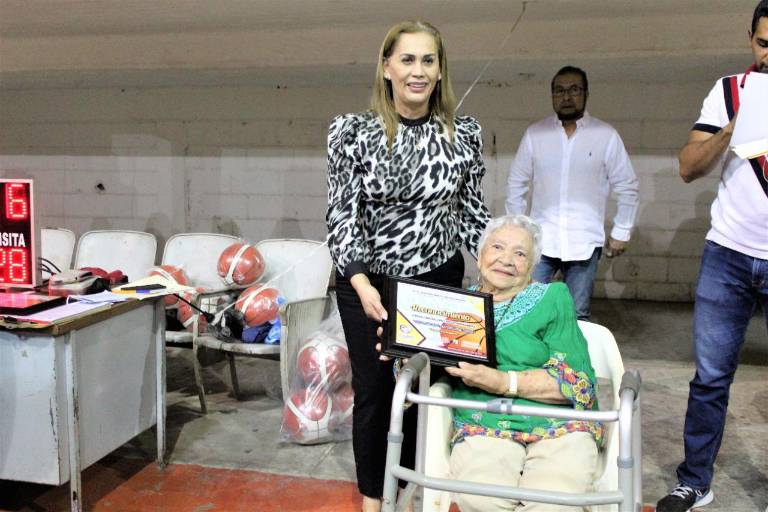 Rinden tributo a la ‘Generación Dorada’ del baloncesto femenil de Escuinapa
