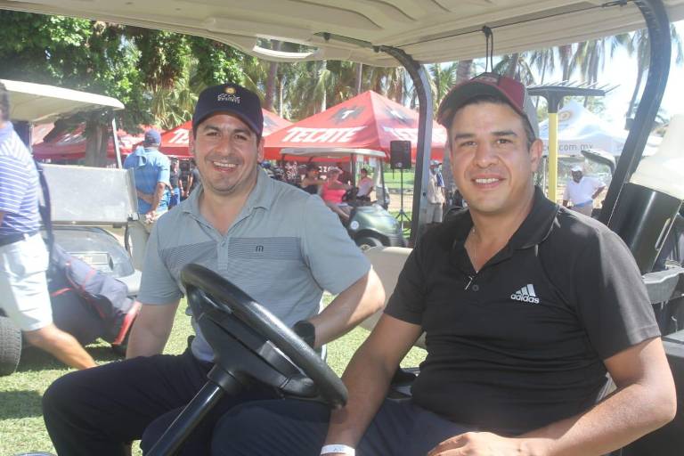 Disfrutan mazatlecos y turistas de la fiesta golfista