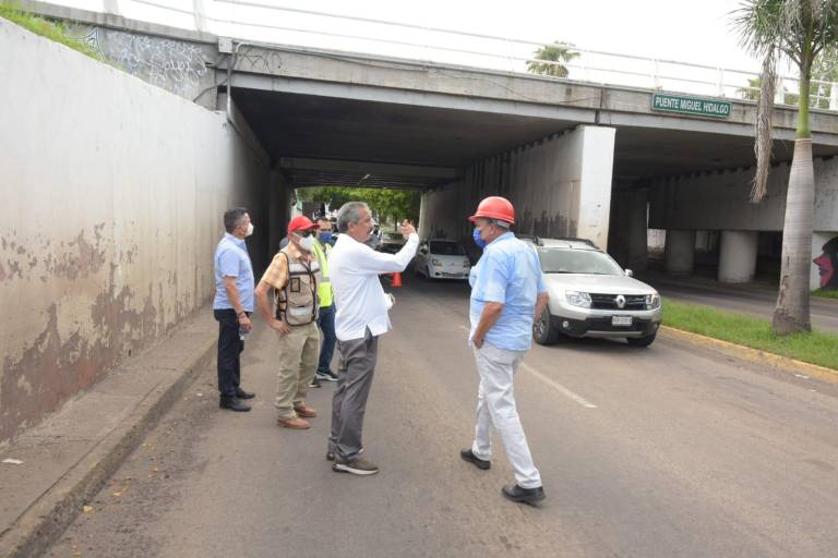 Denuncias en redes sociales obligan al Alcalde de Culiacán a supervisar el puente Hidalgo