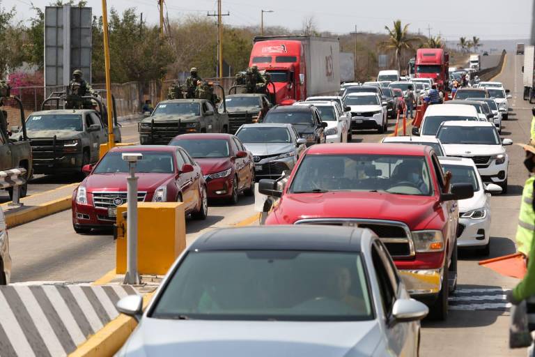 Se dispara tráfico carretero hacia Mazatlán