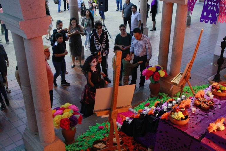 Celebran la muerte con altares, comida, música, danza y arte