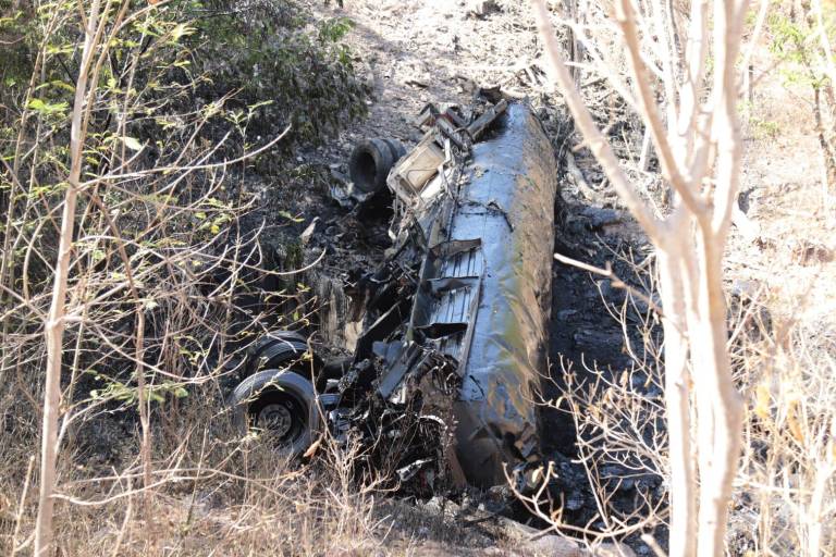Tráiler cisterna vuelca y se incendia en la Autopista Durango-Mazatlán; el conductor murió carbonizado