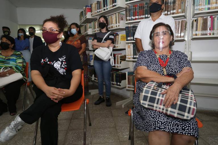 Presenta Karina Castillo los poemas de ‘Güebsait’