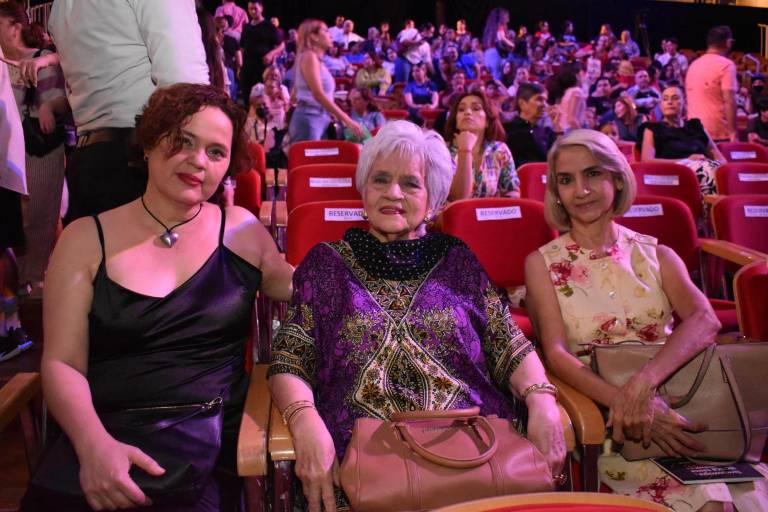 Vibra el público con el espectáculo ‘Sinaloa, tierra fértil de danzantes’