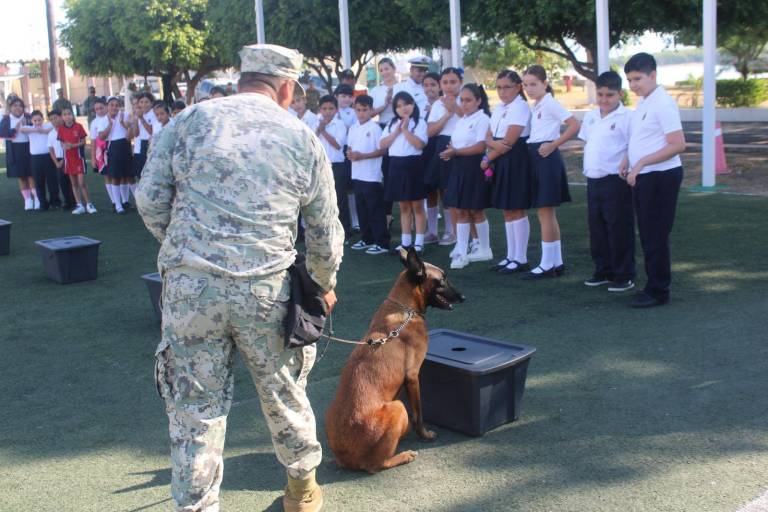 Recibe Marina a alumnos de primaria Ángel Flores