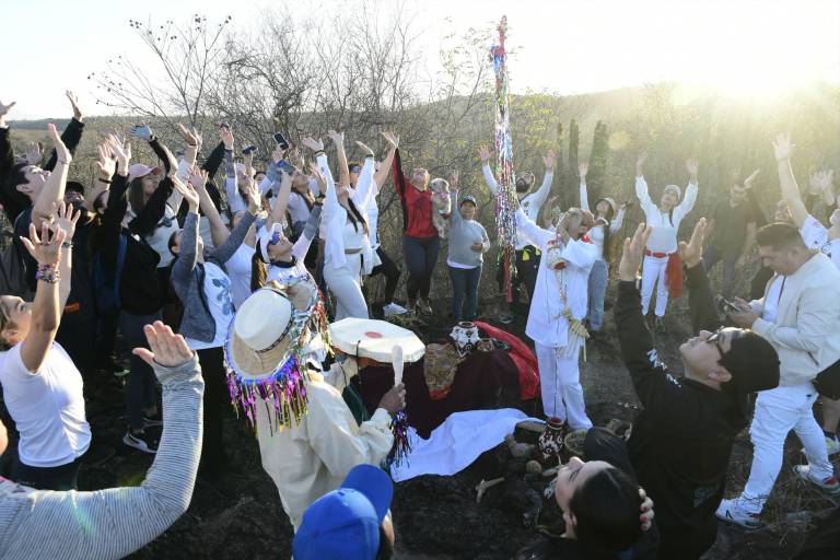 En el cerro de Los Chivos, en Tacuichamona, reciben el Equinoccio de Primavera