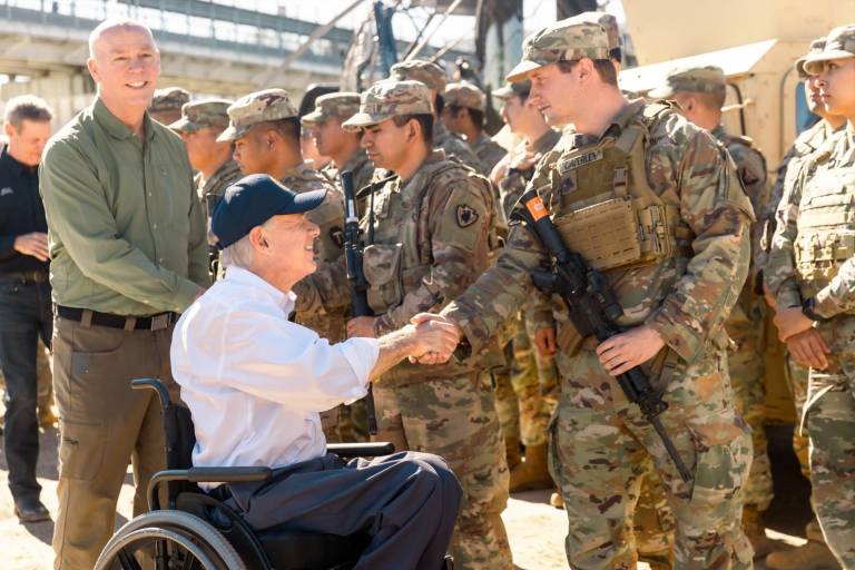 Pacto en Senado de EU prevé cerrar frontera con México, en caso de ‘colapso’