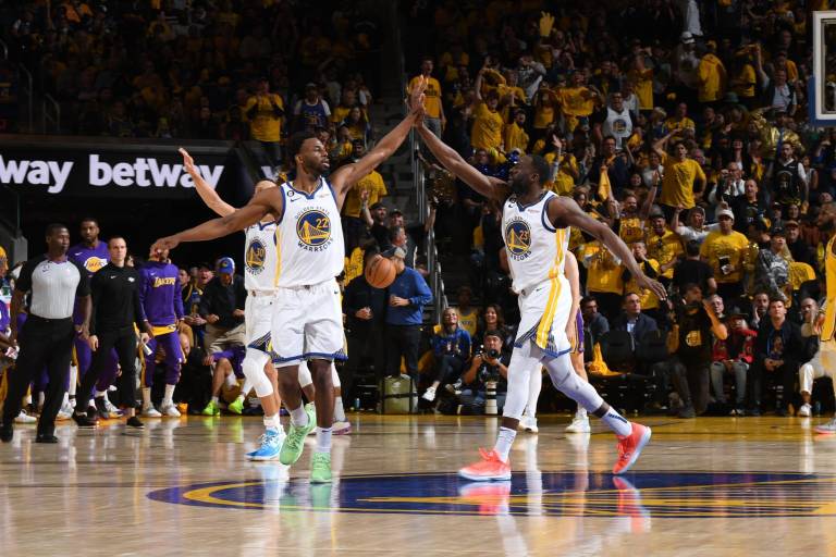 Golden State gana en casa y sigue en pie en los Playoffs