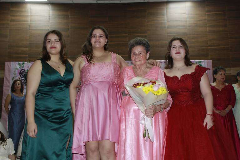 Brindan homenaje a Meche Montoya por 66 años como modista de alta costura