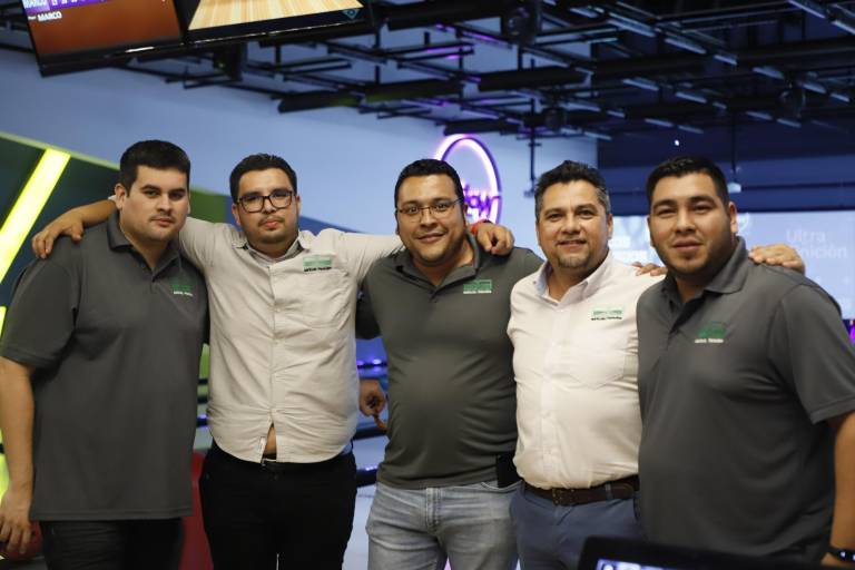 Participan en Torneo de Boliche con Causa