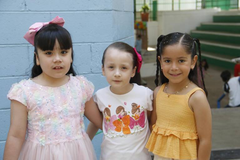 Ríen, juegan y bailan niños del Senda en su día