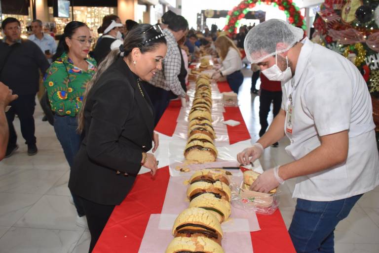 Degustan clientes de Grupo Ley su tradicional Rosca de Reyes