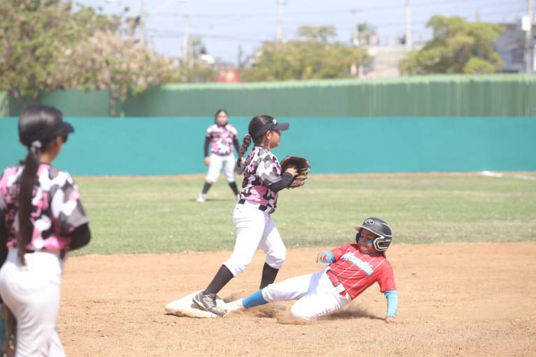 Mazatlán inicia Estatal de Softbol con victoria contundente sobre Liga Colhuacan, en el puerto