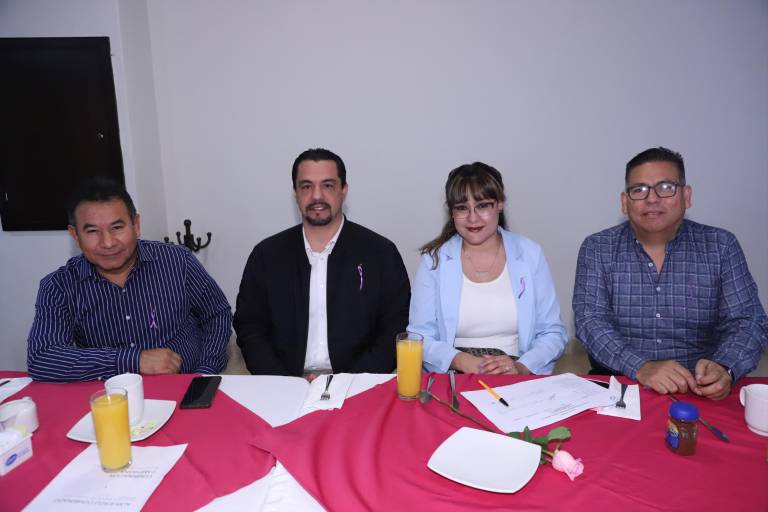 Comparte experiencia como funcionaria ante abogados