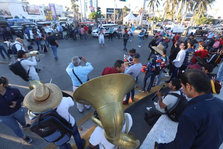 Tras más de cinco horas de protesta en la zona hotelera de Mazatlán, músicos mantienen plantón en el malecón