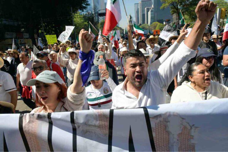 $!Marcha convocada por Generación Z en CDMX reclama justicia por el asesinato de Carlos Manzo y protesta contra la violencia