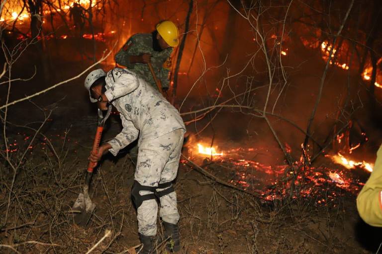 Por incendio sin control en El Magistral evacuan a 35 habitantes