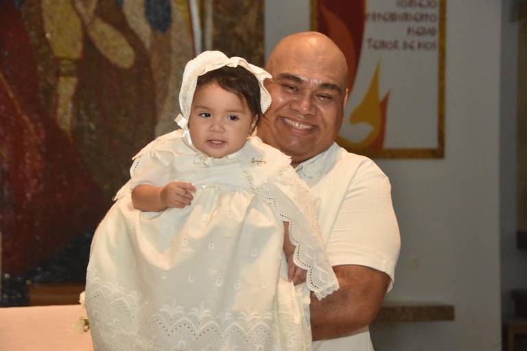 Recibe Evangeline Gastélum Caro las aguas del bautismo