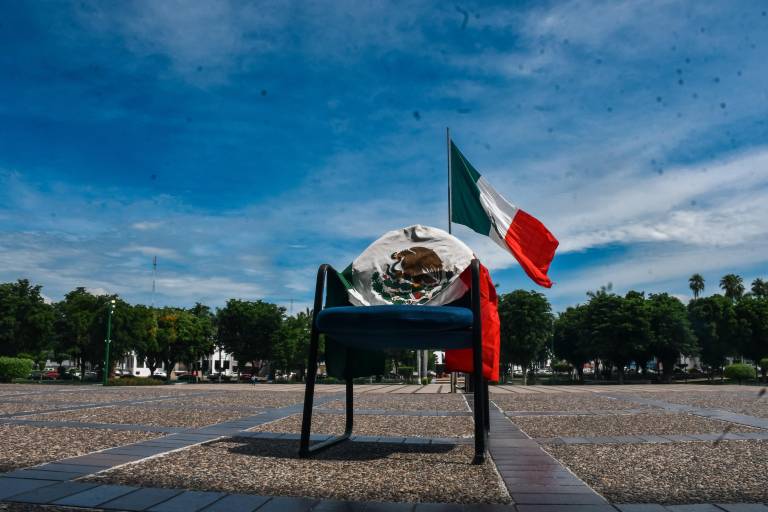 Reclaman ausencia de Sheinbaum en Culiacán; colocan silla vacía en Palacio de Gobierno