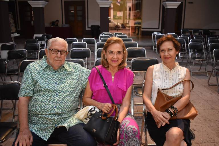 Acompañan a Cecilia Pablos en la presentación de su libro ‘Galbare’