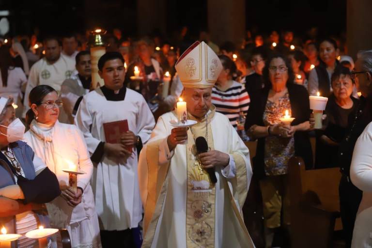 Celebran Resurrección de Jesucristo; encienden cirios y bendicen agua en Catedral de Mazatlán