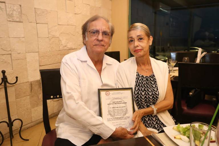 Protagonizan abogados una cena para celebrar su día